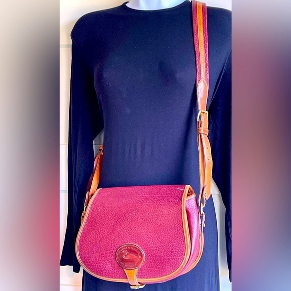 Authentic, vintage Dooney & Bourke crossbody! - Picture 1 of 11